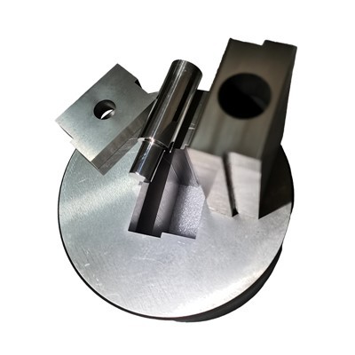 Bagaimana komposisi karbida tersemen memengaruhi kinerja cetakan?